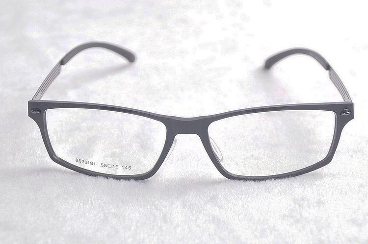 公司主要推广自有品牌眼镜,同时代理销售国际品牌眼镜,mk是其目*的主